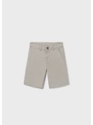 Tini fiú szürke short.