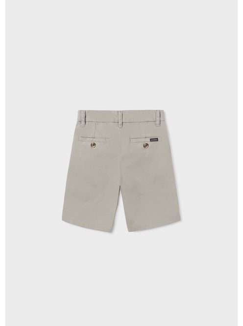Tini fiú szürke short.