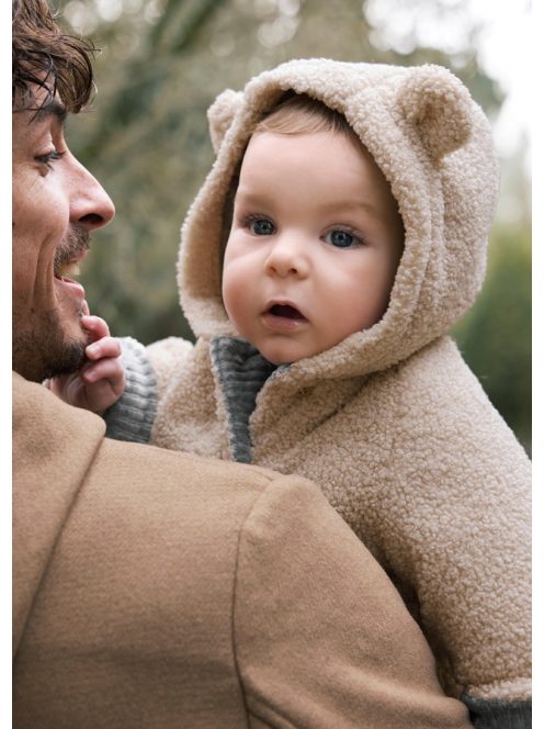 Mayoral, kifordítható, kapucnis kordbársony és bundás pulóver.