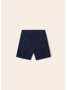 Fiú len short.