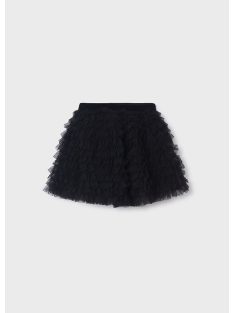 Lány fekete szoknya.