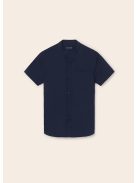 Tini fiú sötétkék ing.