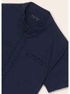 Tini fiú sötétkék ing.