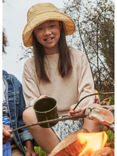 Tini lány finomkötött tavaszi pulóver