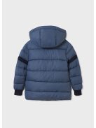 Tini fiú télikabát.